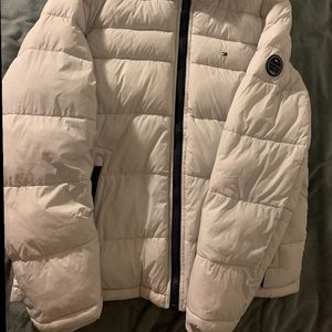 tommy hillfigure white puffer jacket